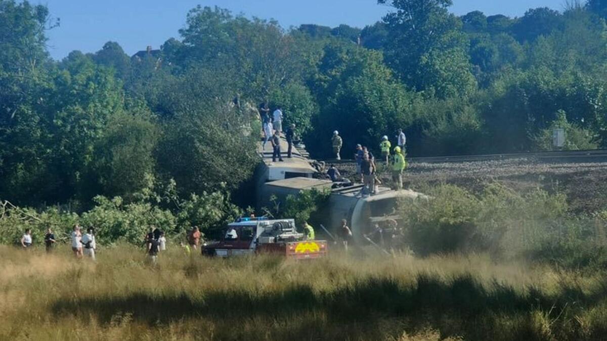 Photo: jn.pt Train Derailment in Lewes, England Leaves Two Seriously Injured