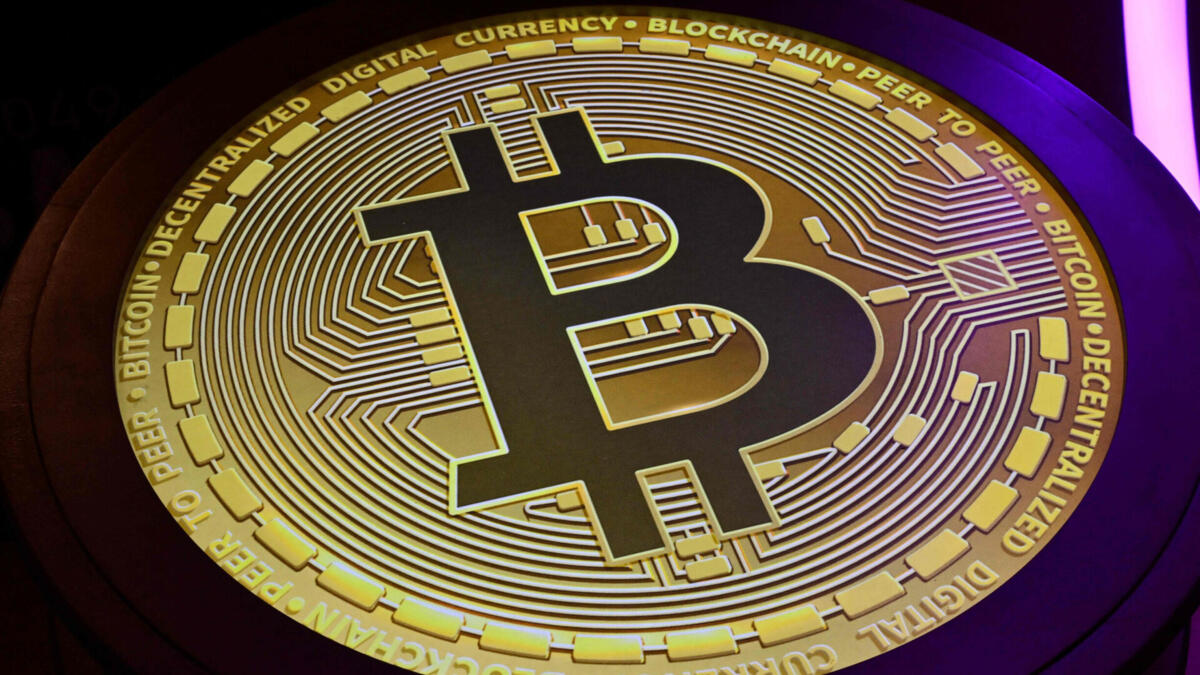 Bitcoin atinge novo máximo histórico de quase 112 mil dólares - JN