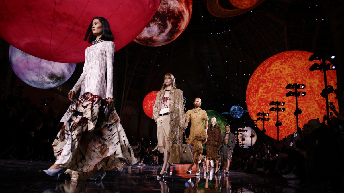 O renascimento da Chanel: Matthieu Blazy inaugura uma nova era sob a lua de  Paris - JN
