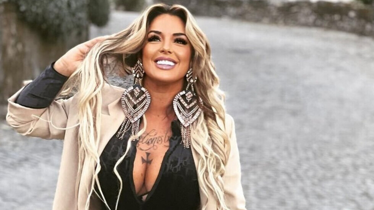 Cantora Cláudia Nayara denunciada ao MP por publicitar site ilegal de  apostas - JN