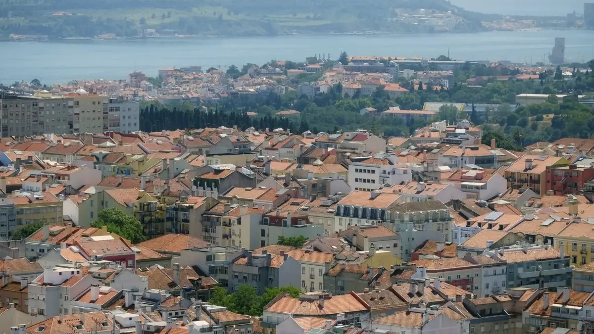 Featured image for article: Portuguese Domestic Demand Surges: Real Estate Becomes Key Savings Strategy Amid Pension Fears