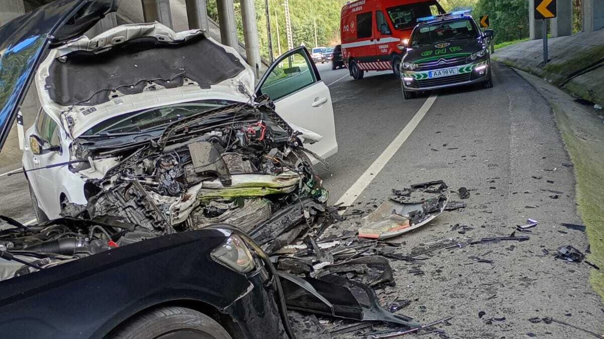 Front collision causes two wounded in Oliveira de Azeméis