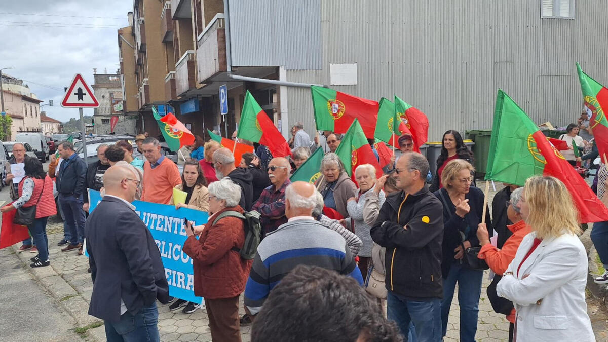 Protestos no Nordeste da Feira contra o encerramento das Finanças de Lobão
