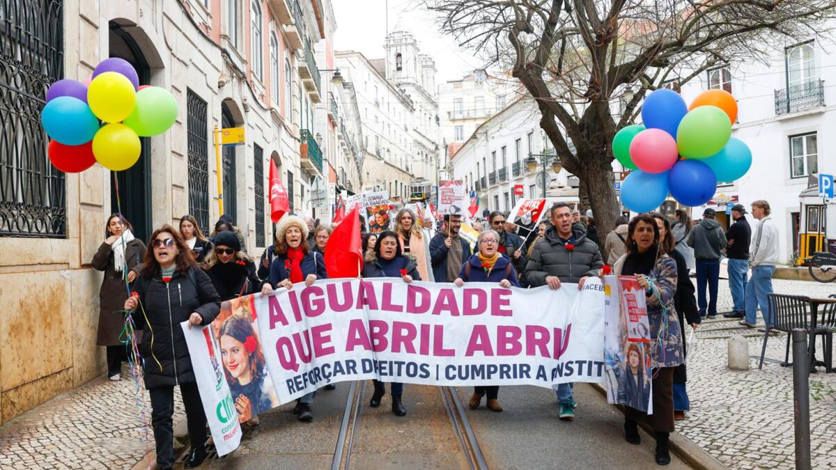 CGTP manifesta-se em Lisboa pela igualdade entre mulheres e homens - JN