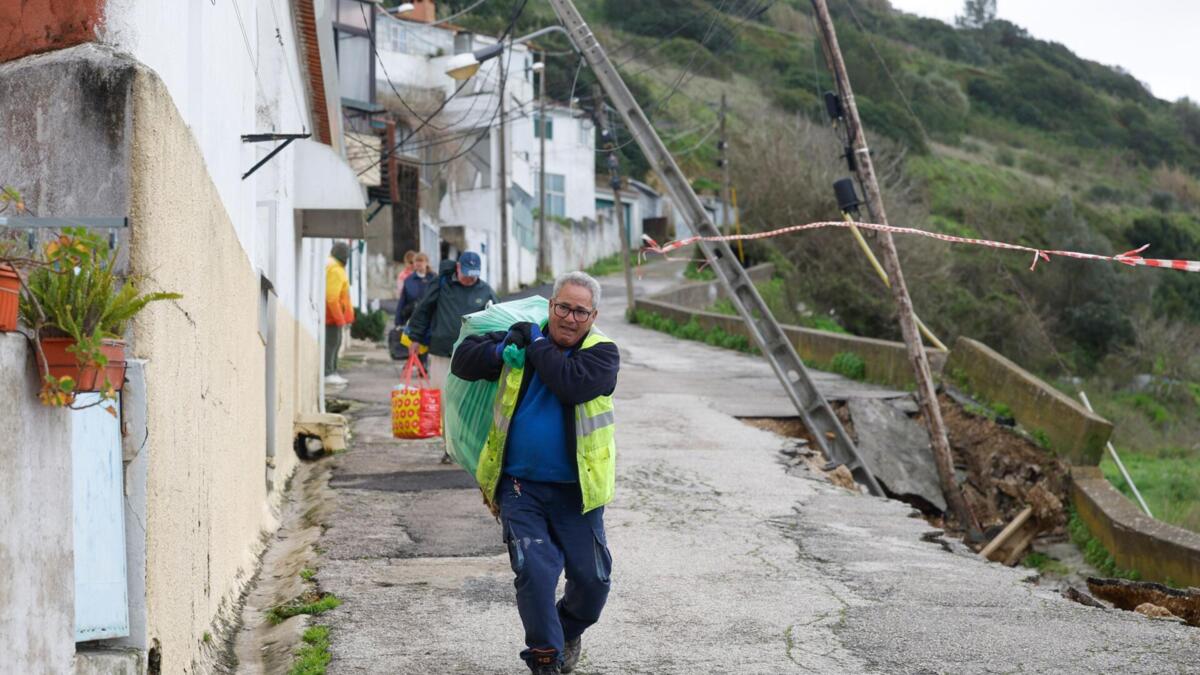 Antes que a terra deslize nos Formozinhos, corre-se contra o tempo para salvar o que se pode