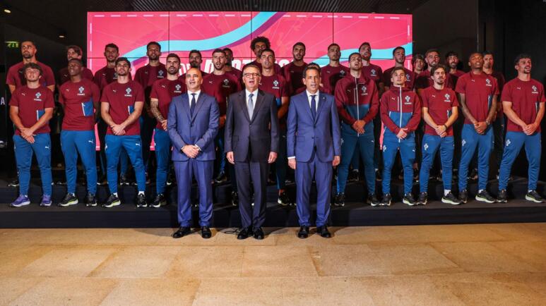 António José Seguro: "Façam-nos sonhar e tragam a Taça para Portugal" - JN