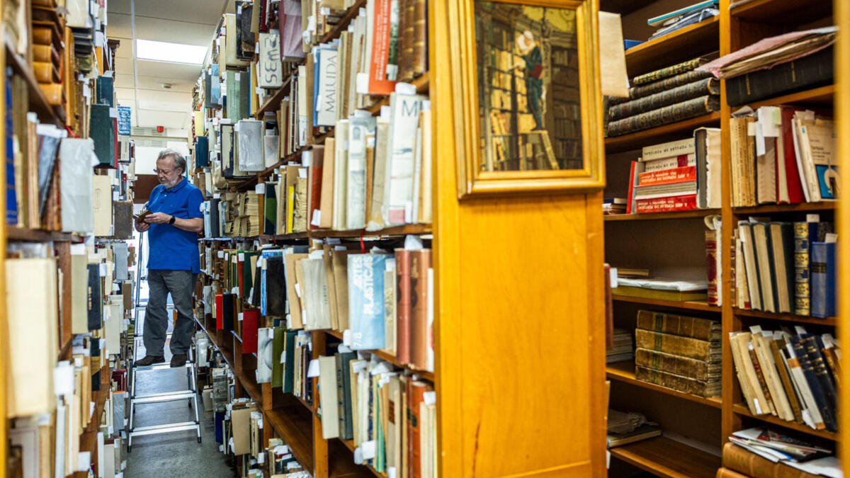 Massive destruction of books to feed artificial intelligence has arrived in Portugal