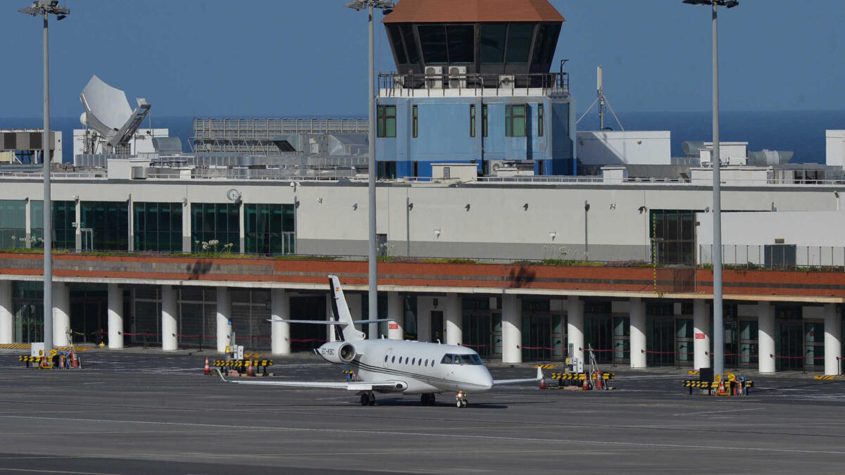 Mau tempo obriga a cancelar dezenas de voos no aeroporto da Madeira - JN