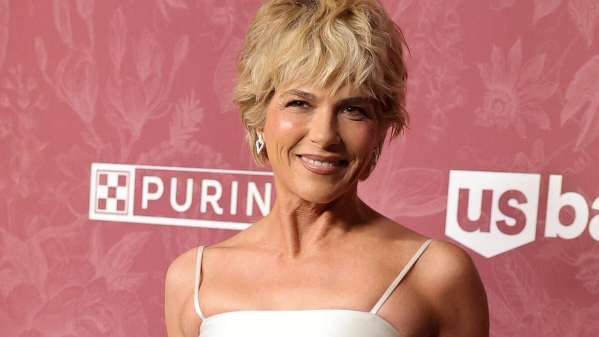 Atriz Selma Blair acusada por agredir e morder assistentes de bordo durante voo