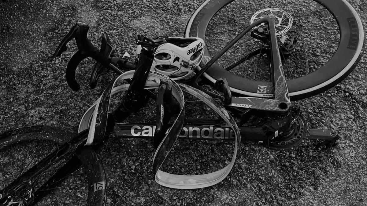 レース中に対向車と衝突し重傷を負った自転車選手