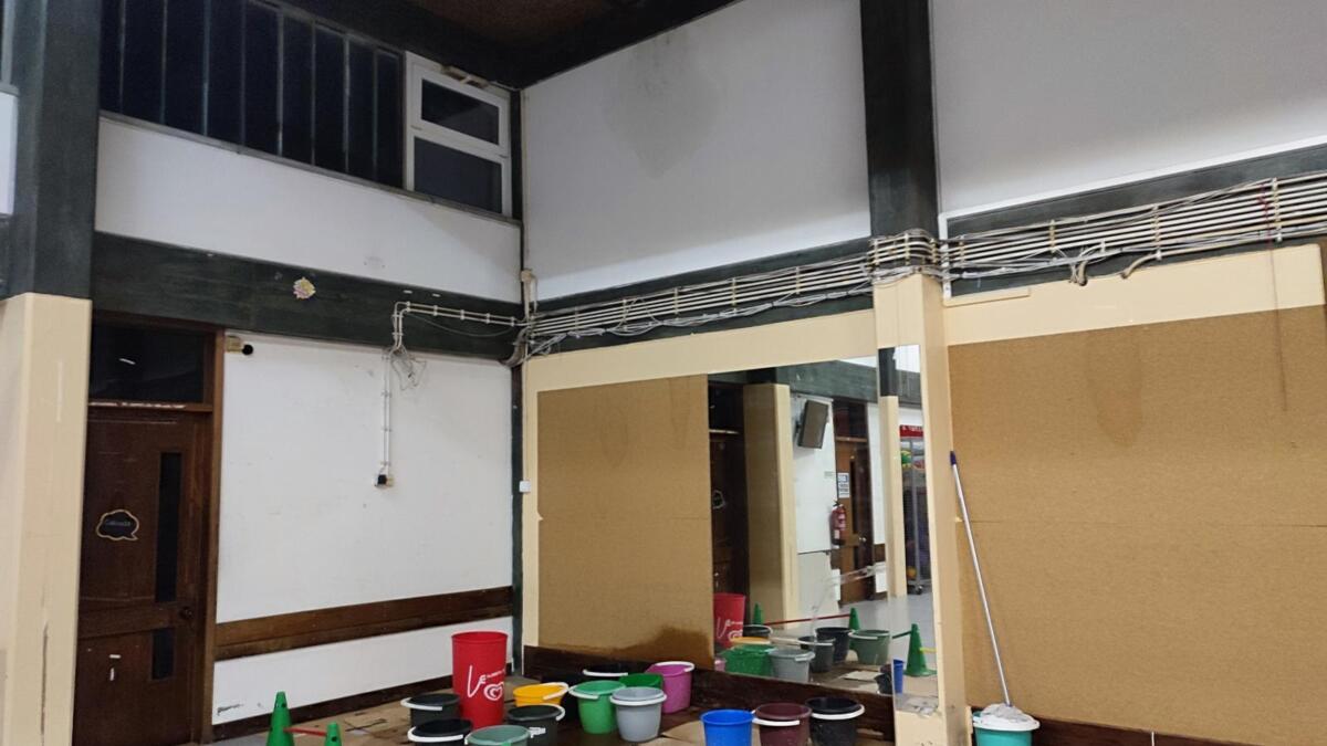 Escola primária de Sintra com água a escorrer pelas paredes e nos quadros elétricos