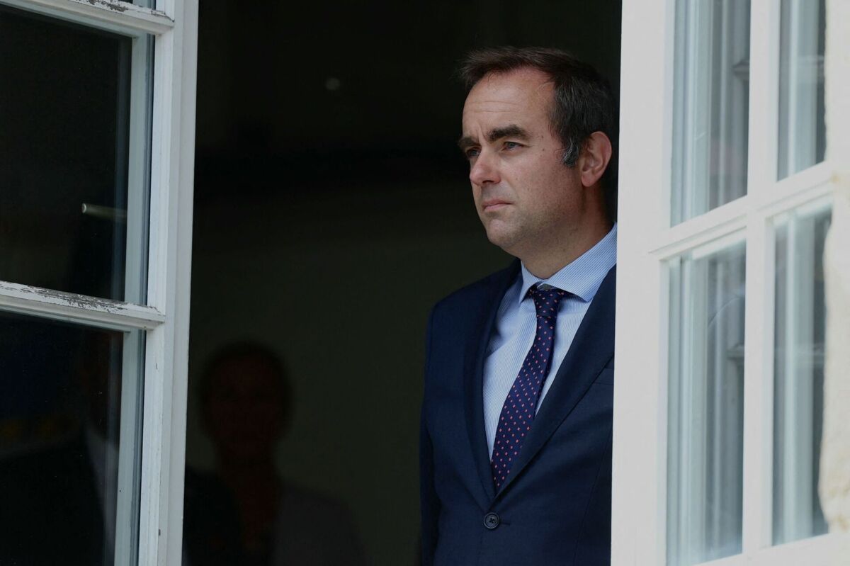 De 39 anos, Sébastien Lecornu assume-se como um defensor da estabilidade, num contexto de sucessivas mudanças de governo