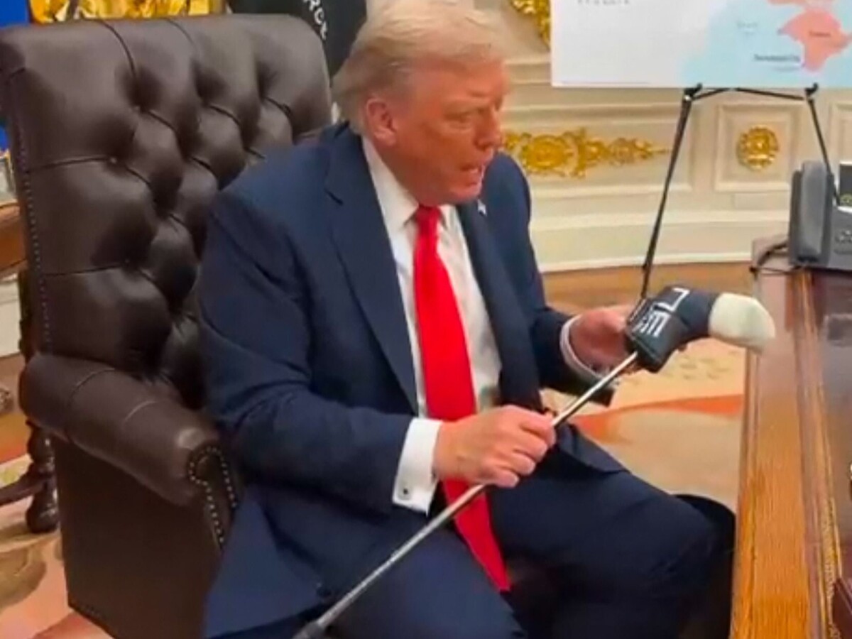 Donald Trump a receber taco oferecido por Volodymyr Zelensky