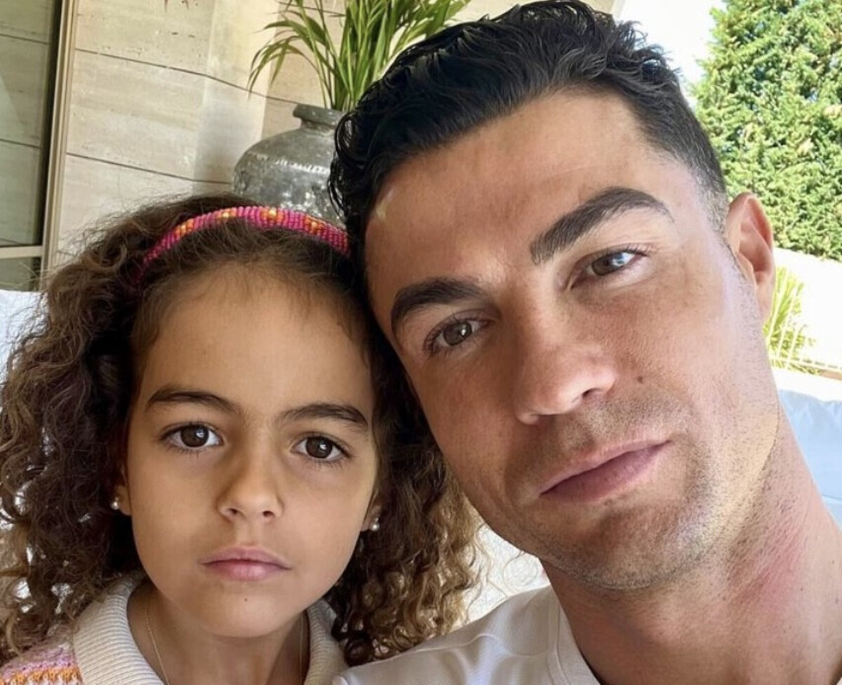 Cristiano Ronaldo mừng sinh nhật lần thứ 7 của con gái Alana Martina - JN