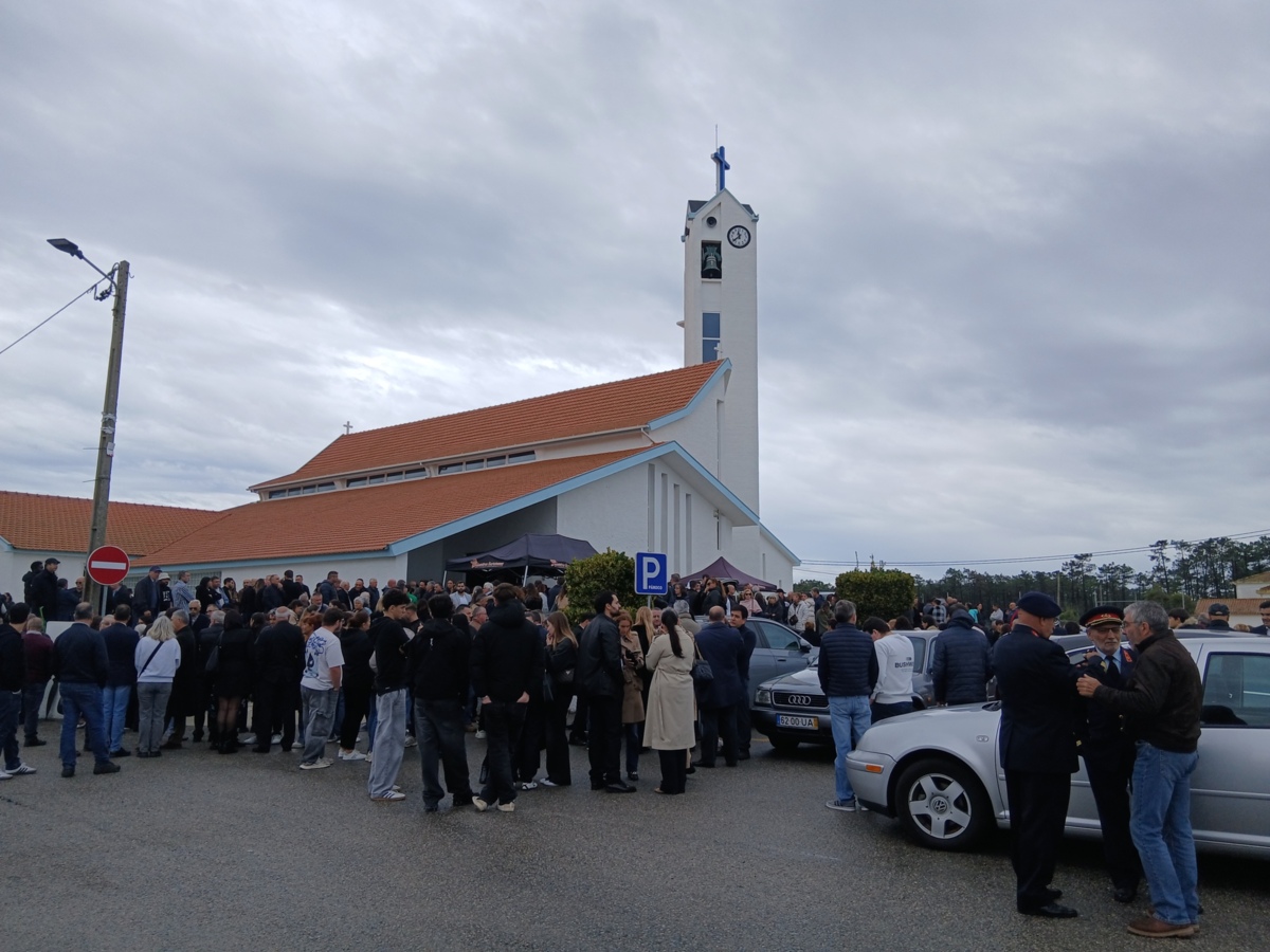 Multidão emocionada no funeral de Susana Gravato, morta a tiro pelo filho  de 14 anos - JN