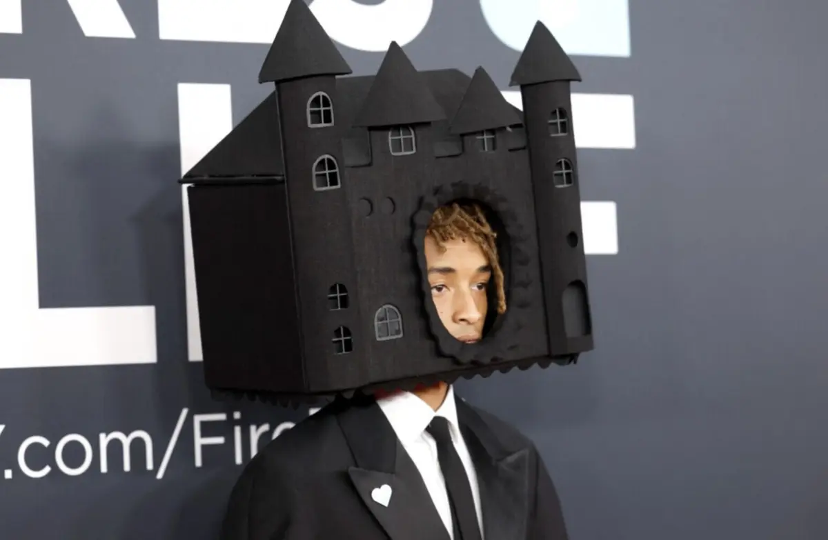 Em fevereiro, Jaden Smith surpreendeu ao conjugar um fato Louis Vuitton preto com um chapéu em formato de castelo nos Grammy
