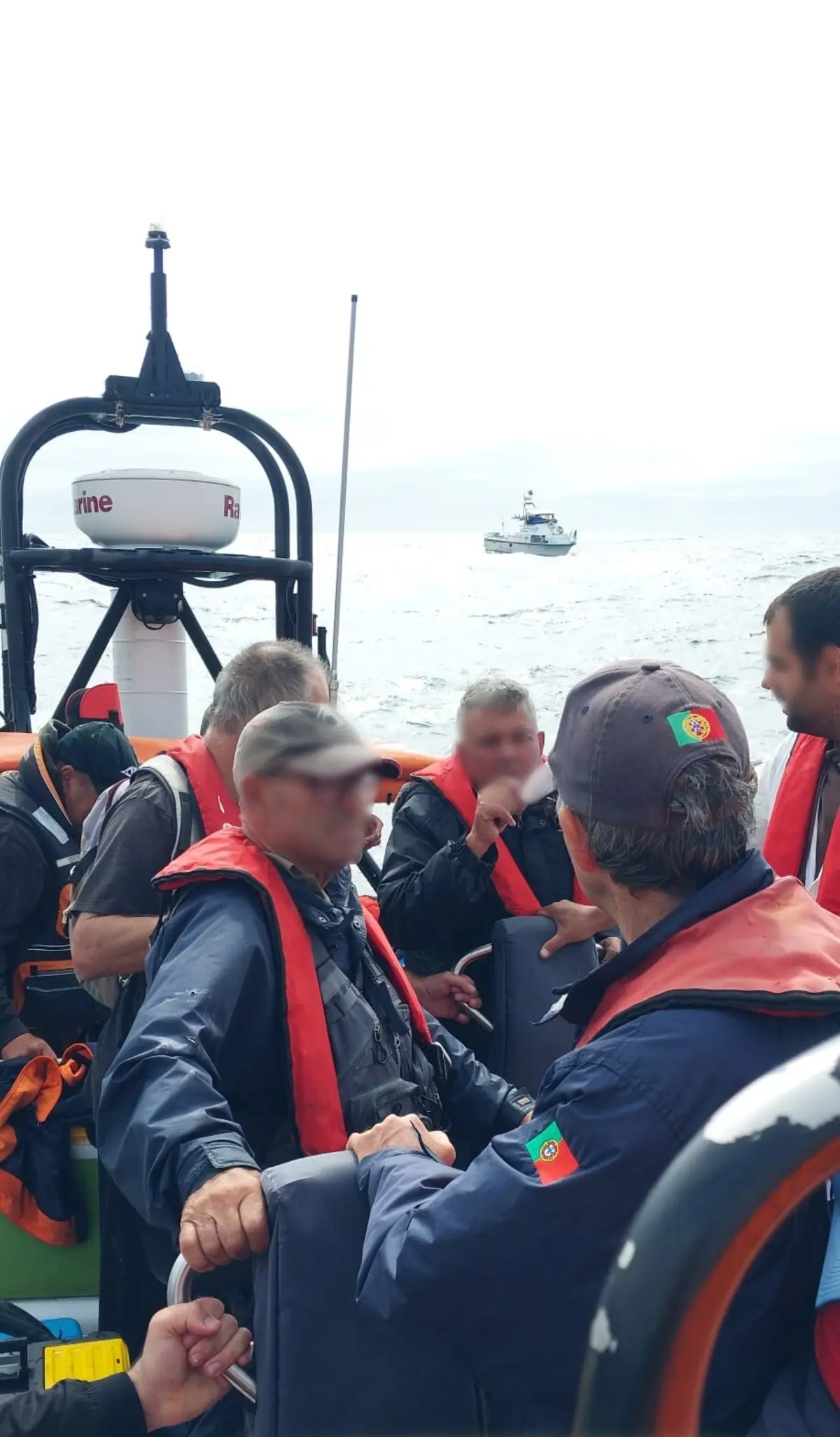 Imagem de contexto do artigo Nove resgatados de embarcação que se incendiou ao largo da praia da Areia Branca na Lourinhã