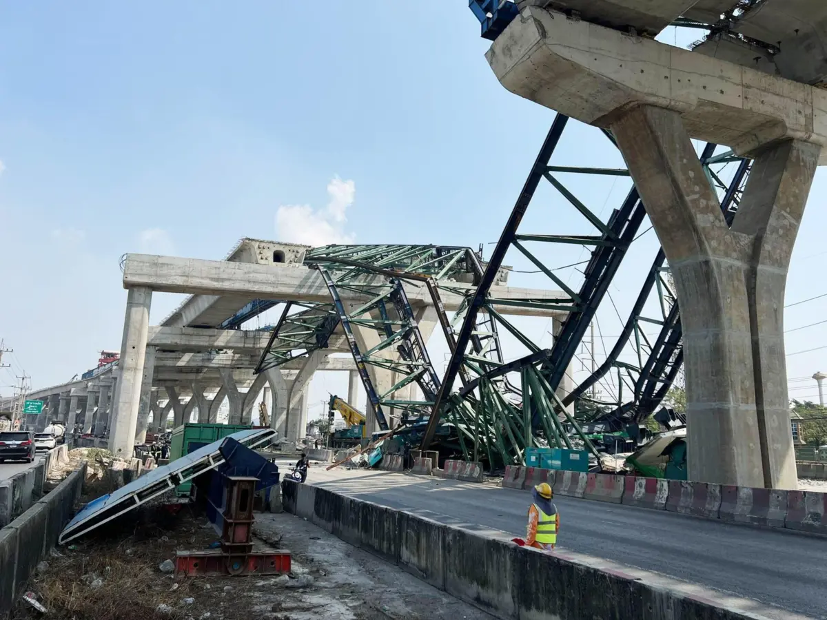 Guindaste colapsou nas obras de construção de um viaduto na Tailândia