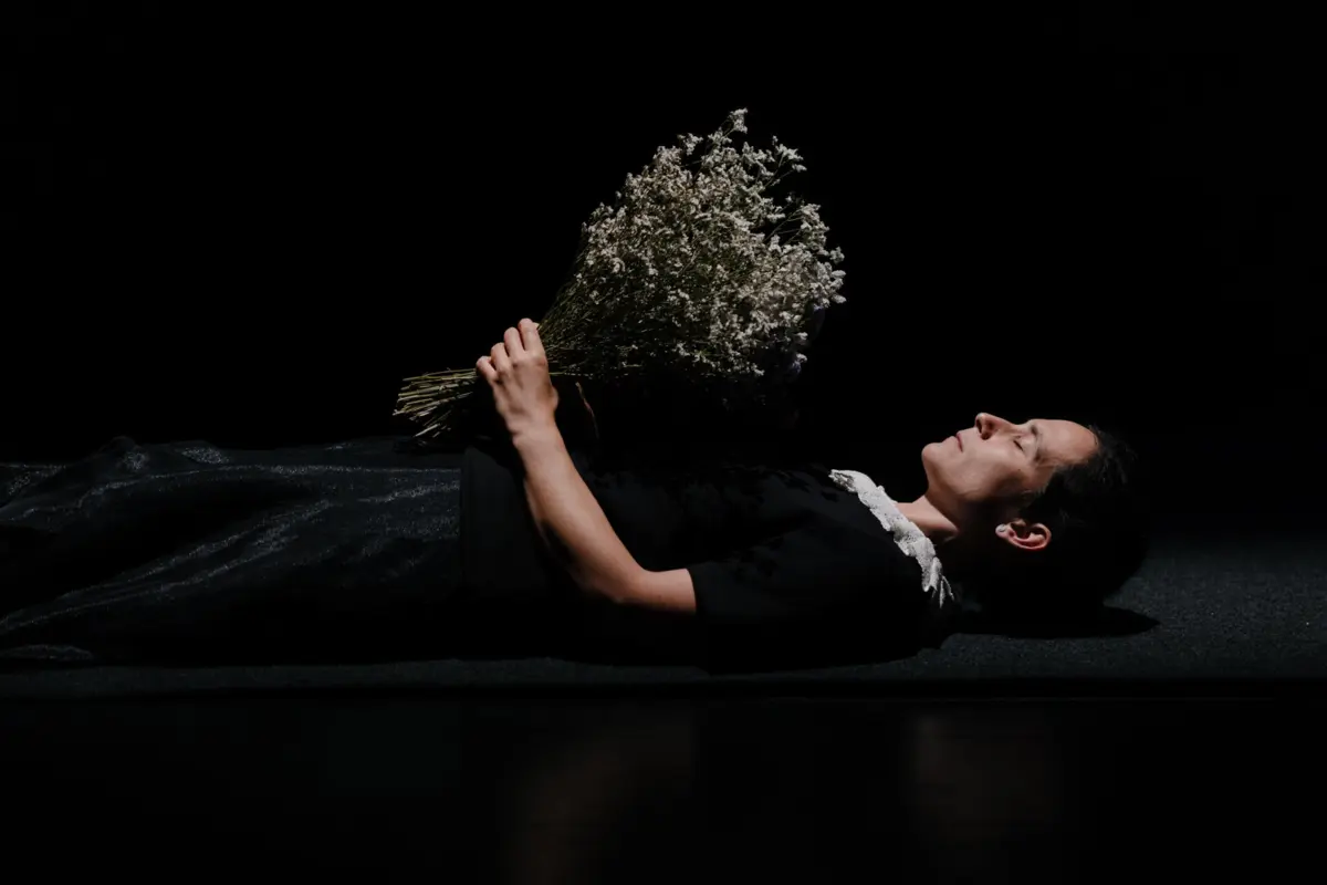 Joana Gama cruza música, cores, formas e cheiros no espetáculo "E as fliores?"