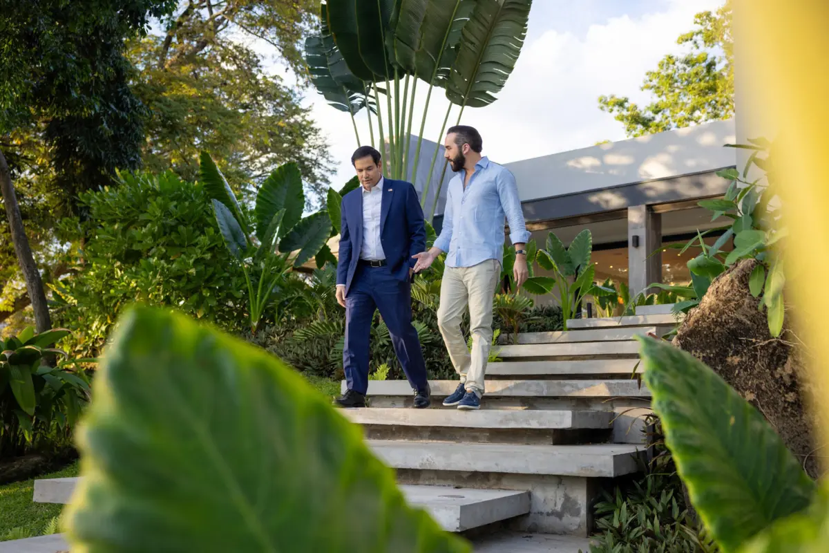 O secretário de Estado norte-americano, Marco Rubio (à esquerda), acompanhado pelo presidente de El Salvador, Nayib Bukele (à direita)