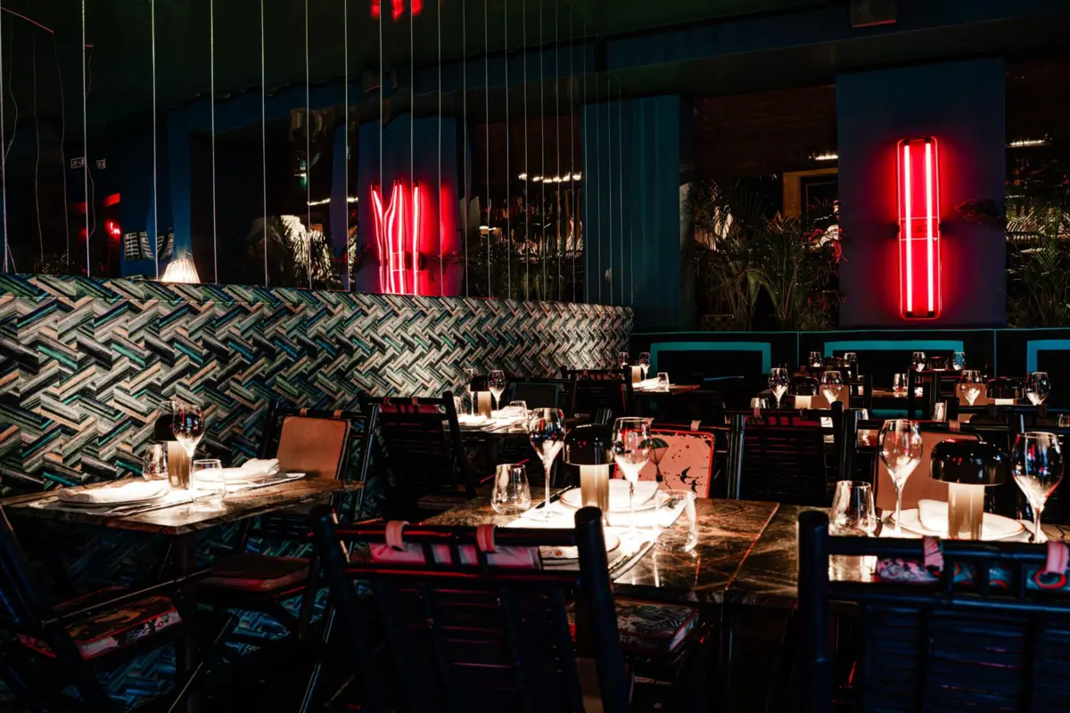 O restaurante tem uma decoração inspirada na selva.