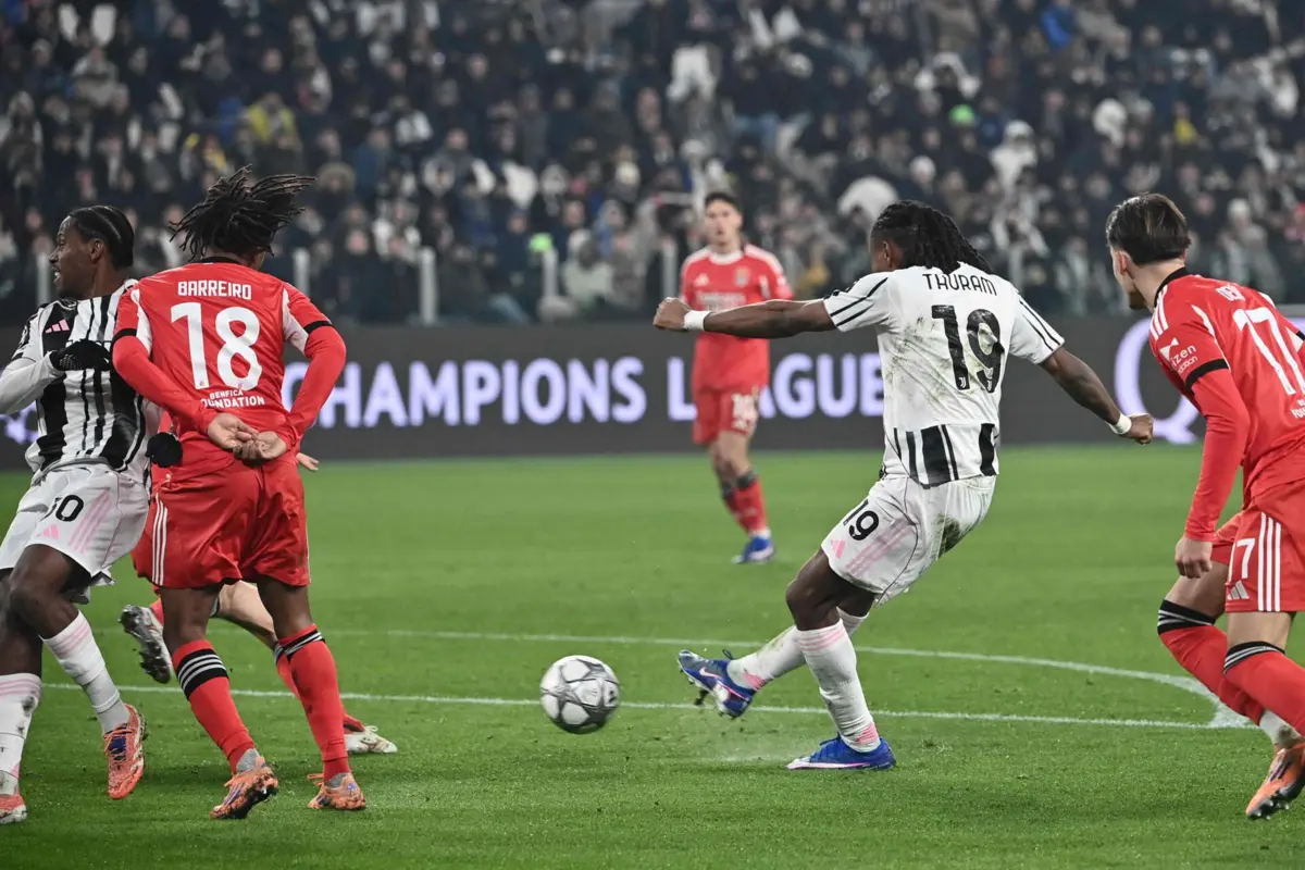 Thuram remata para o primeiro golo da Juventus ao Benfica