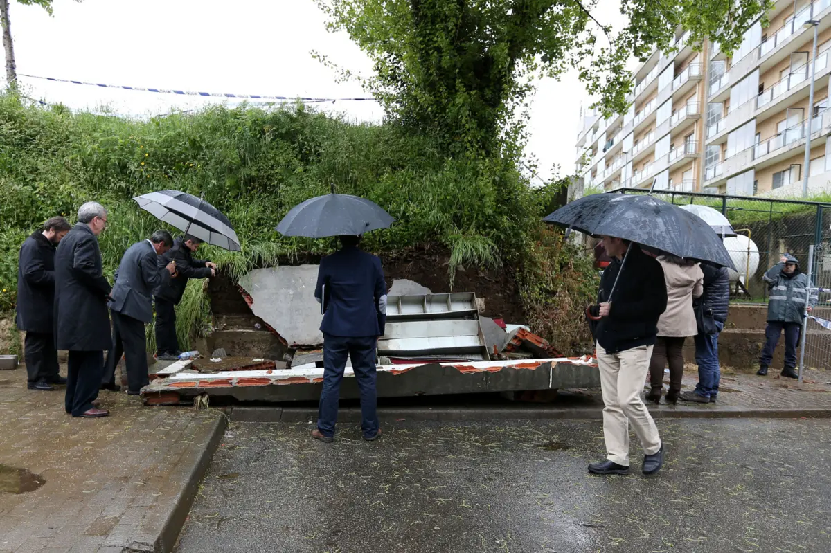 Estrutura de betão onde condomínio tinha caixas de correio estaria em mau estado de conservação e caiu sobre três jovens