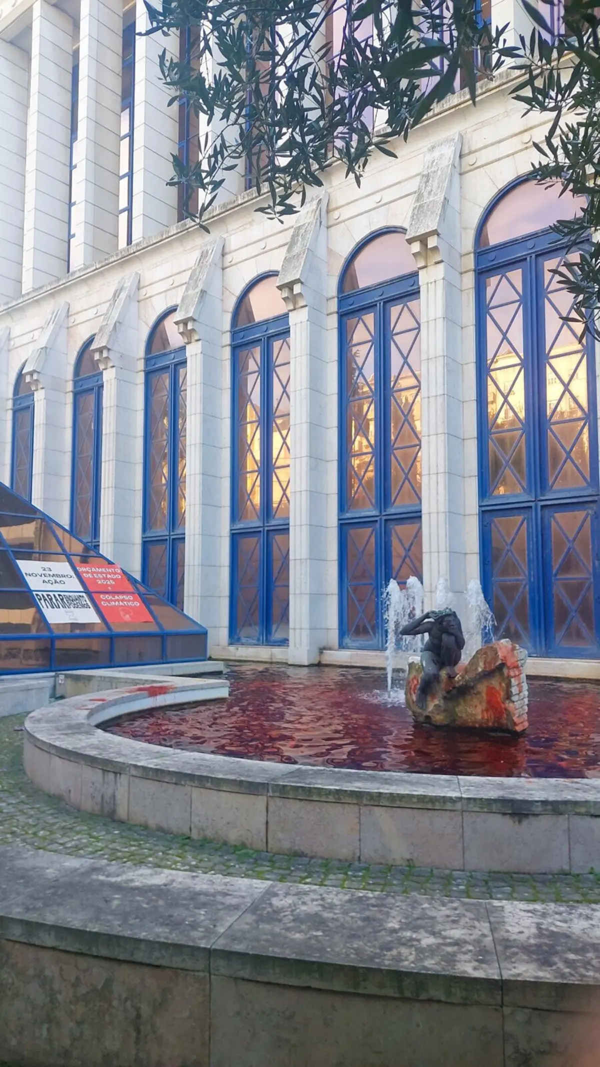 Fonte foi tingida com corante