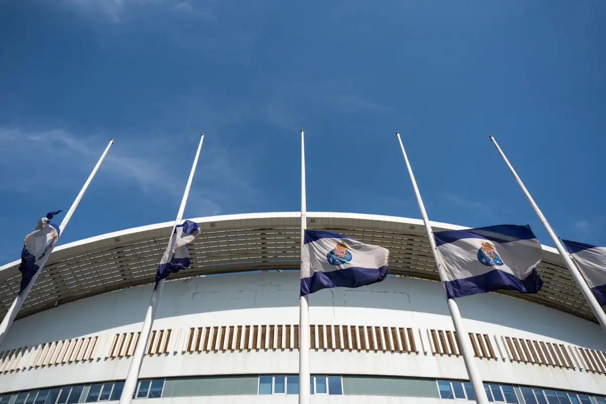 Bandeiras a meia-haste no Estádio do Dragão
