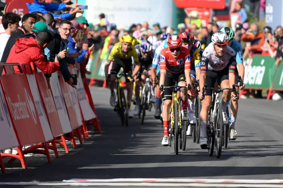 Imagem de contexto do artigo João Almeida sobe ao terceiro lugar da Vuelta