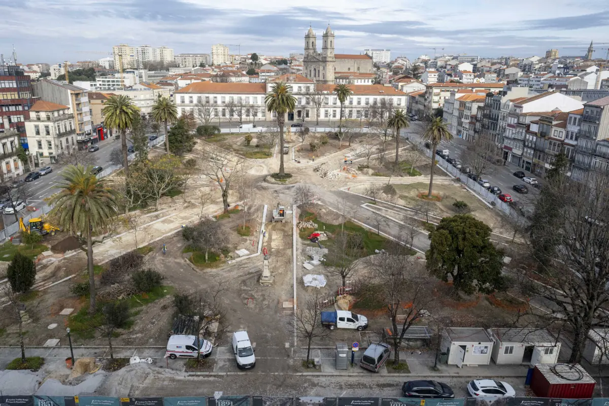 Está a ser modernizada a rede de rega e daqui a meio ano o jardim terá outra cara, com bancos e um recreio para as crianças