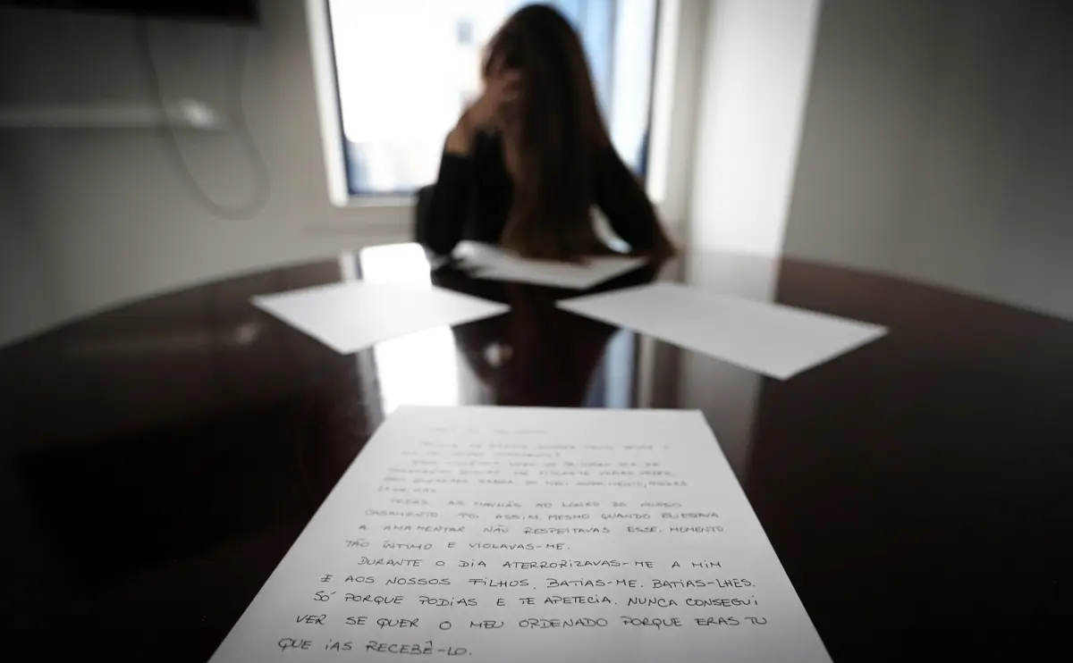 Imagem de contexto do artigo Reforço para apoio a vítimas de violência doméstica é a primeira alteração do OE aprovada