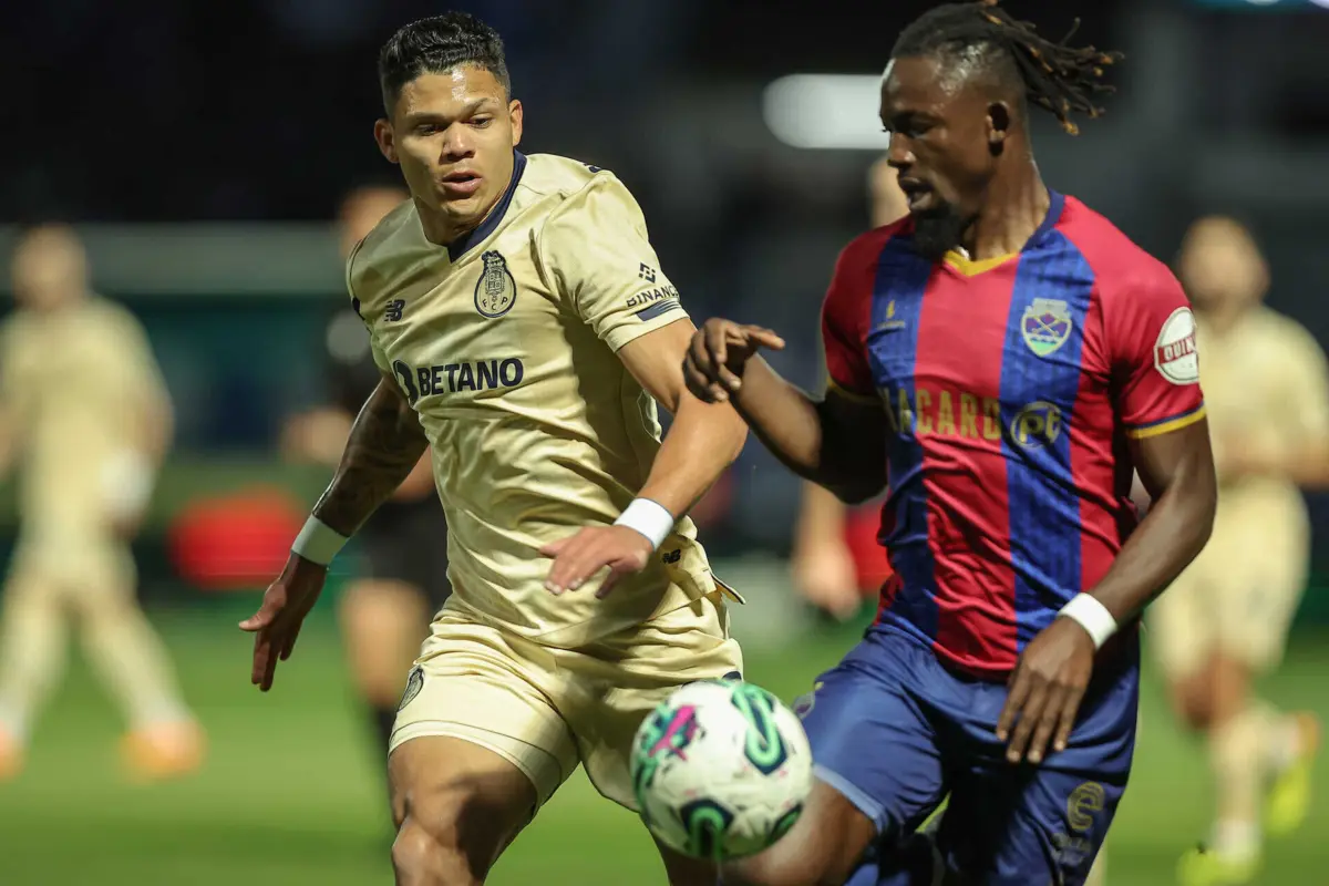 Evanilson em ação no jogo de sábado passado em Chaves