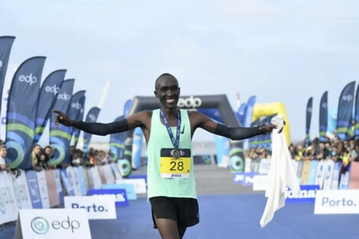 O queniano James Mwangi Wangari, vencedor da Maratona do Porto em 2022