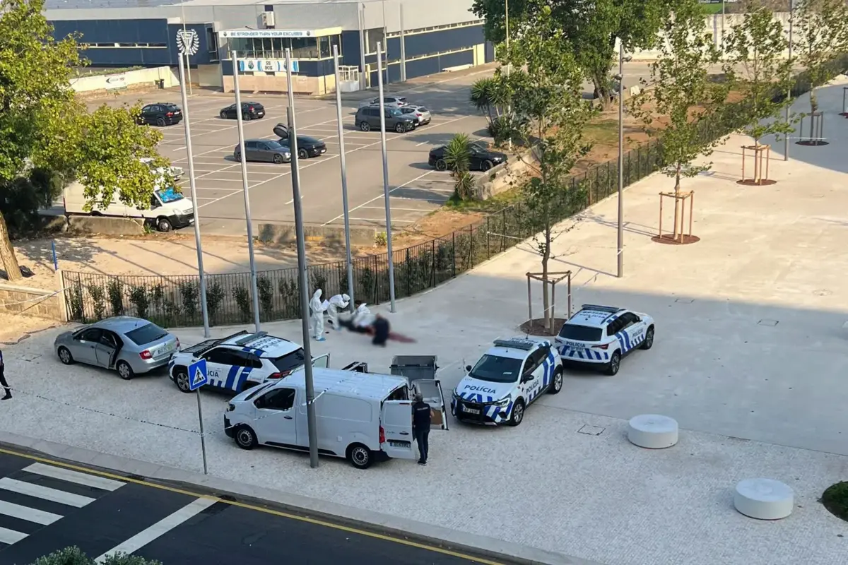 Corpo esteve várias horas no local para as pericias policiais