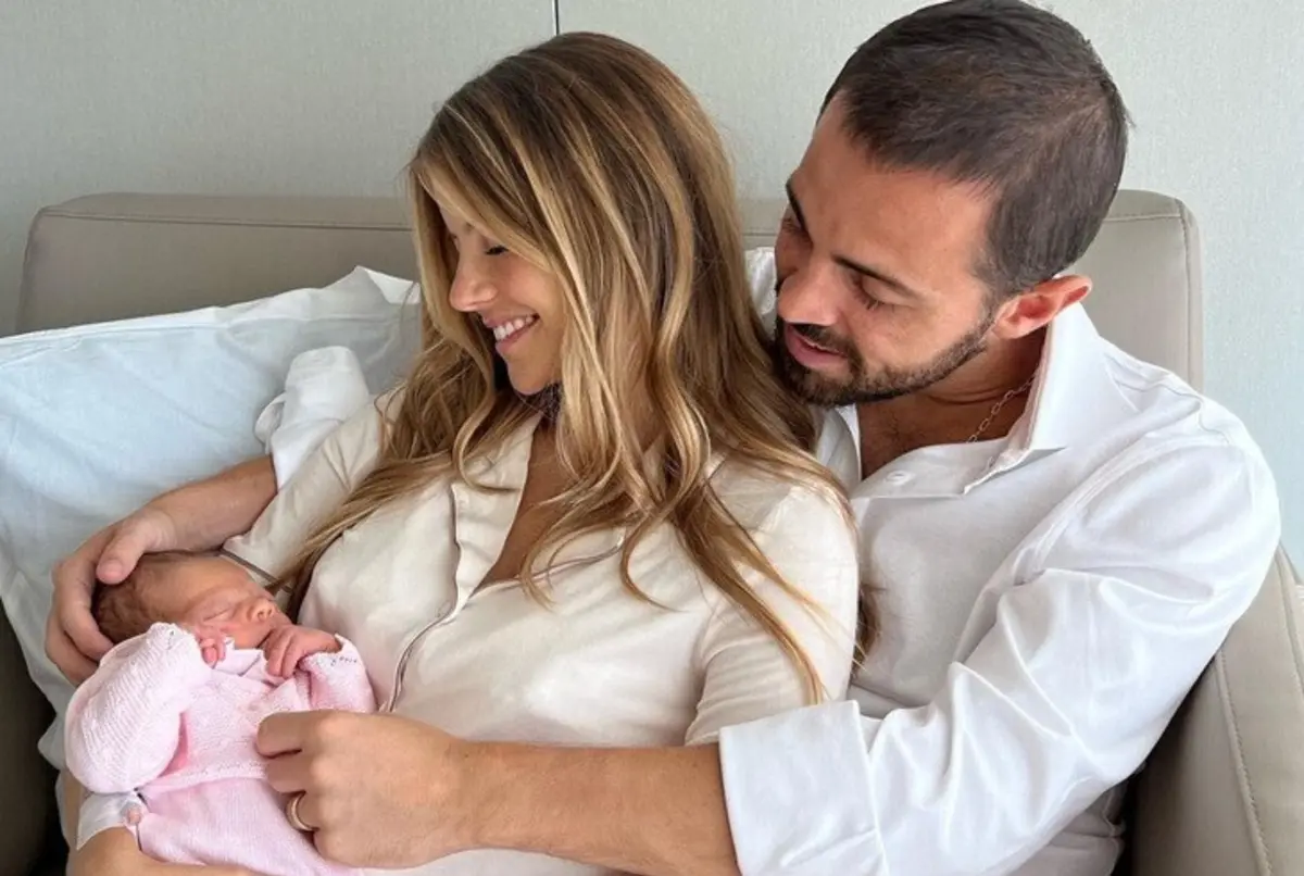 Bernardo Silva e Inês Degener Tomaz apresentam a filha, Carlota - JN