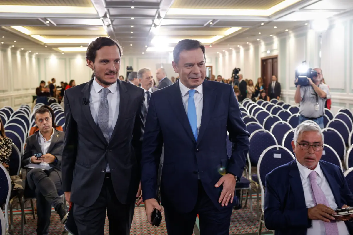 O primeiro-ministro, Luís Montenegro, ao lado do CEO do Grupo Impresa, Francisco Pedro Pinto Balsemão, à chegada para a sessão de abertura da conferência "O futuro dos media"