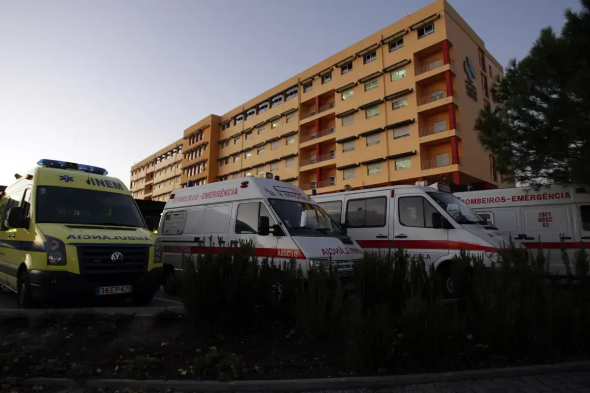 Mulher foi levada de ambulância para as urgências de Leiria