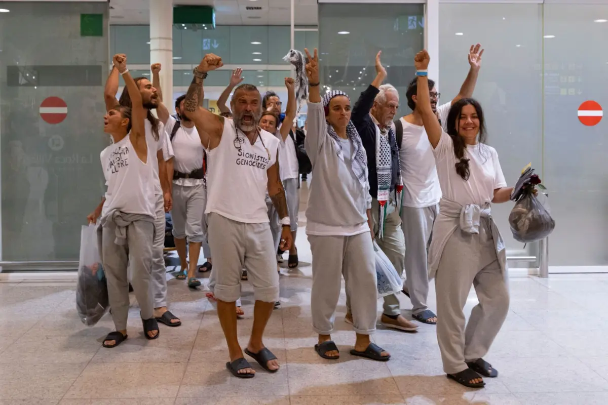 Grupo de ativistas espanhóis à chegada a Barcelona