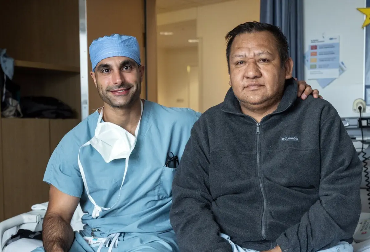 O cirurgião Nima Nassiri com o beneficiário do transplante, Oscar Larrainzar