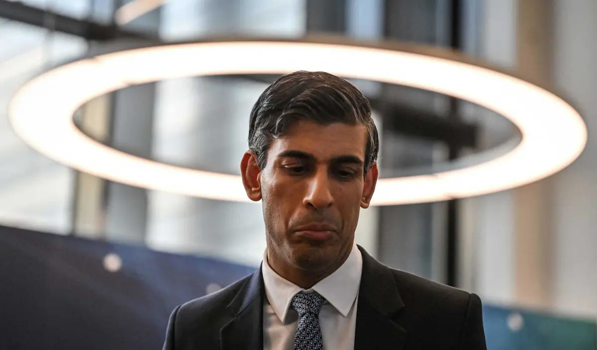 A cair a pique nas sondagens, primeiro-ministro britânico tem em mãos um escândalo para gerir no partido