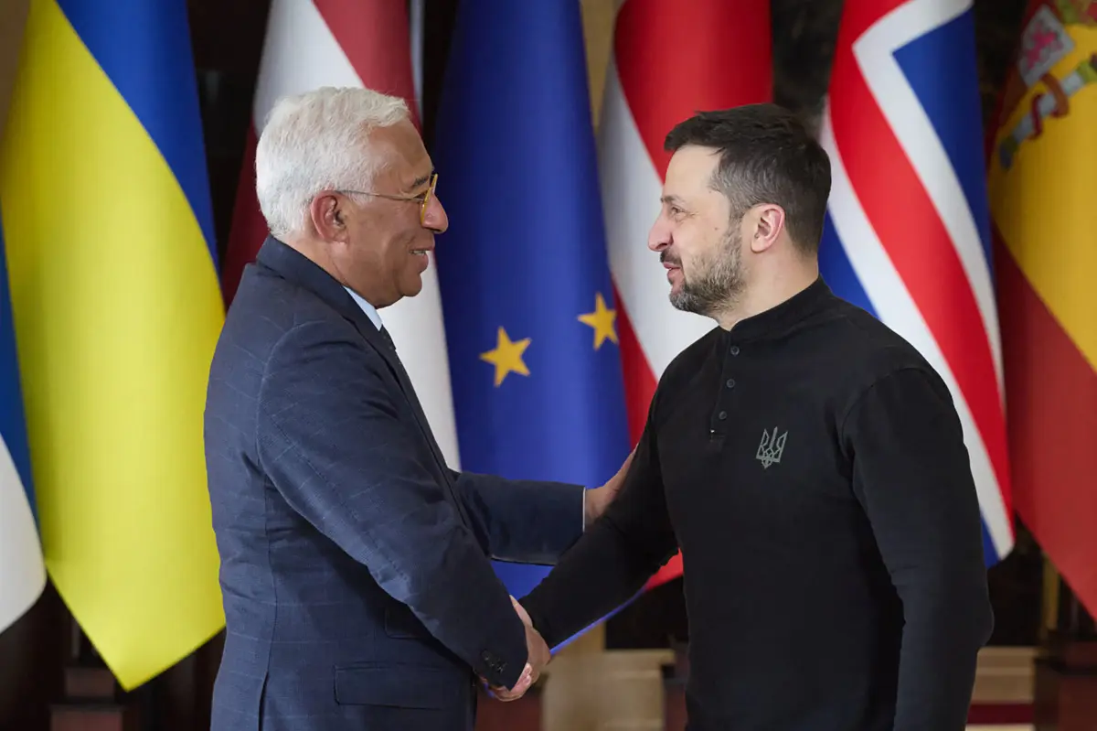 Presidente do Conselho Europeu, António Costa, e líder ucraniano, Volodymyr Zelensky, nas cerimónias dos três anos da guerra, a 24 de fevereiro de 2025, em Kiev