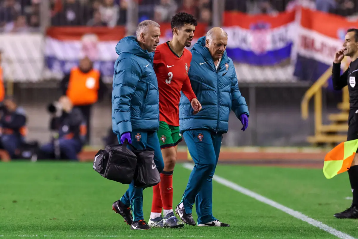 Tomás Araújo teve de sair do campo com algumas dores