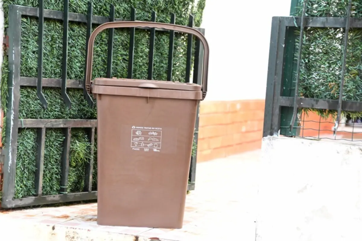 Estão a ser distribuídos baldes de dez litros aos utilizadores domésticos abrangidos pela recolha de biorresíduos com vista a separação de lixo orgânico