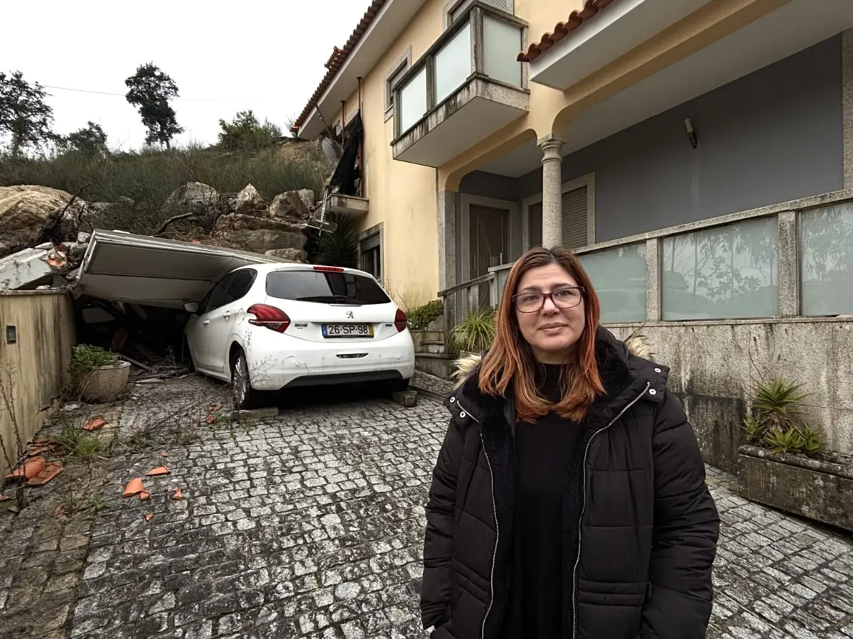 Ana Bajão junto à casa atingida, que continua na mesma