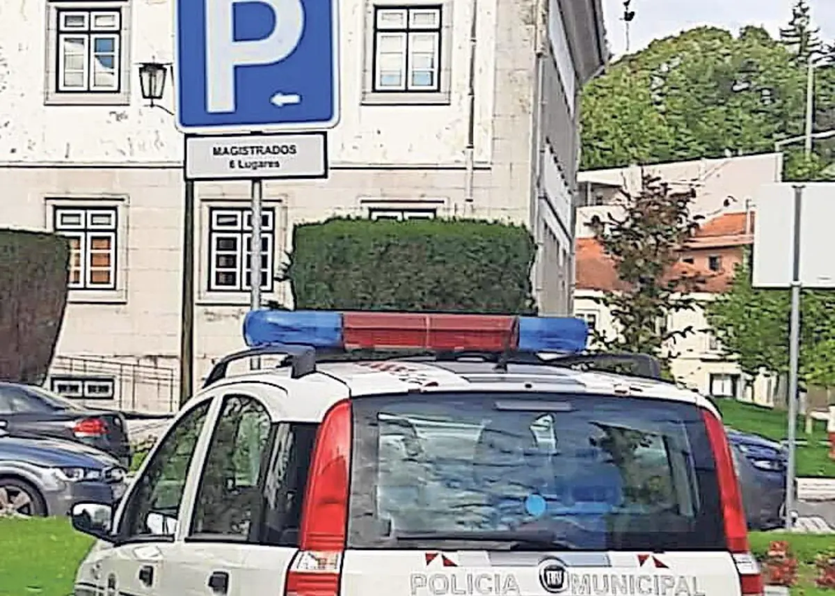 Carro da Polícia Municipal estacionado num dos lugares dos magistrados no passado dia 31