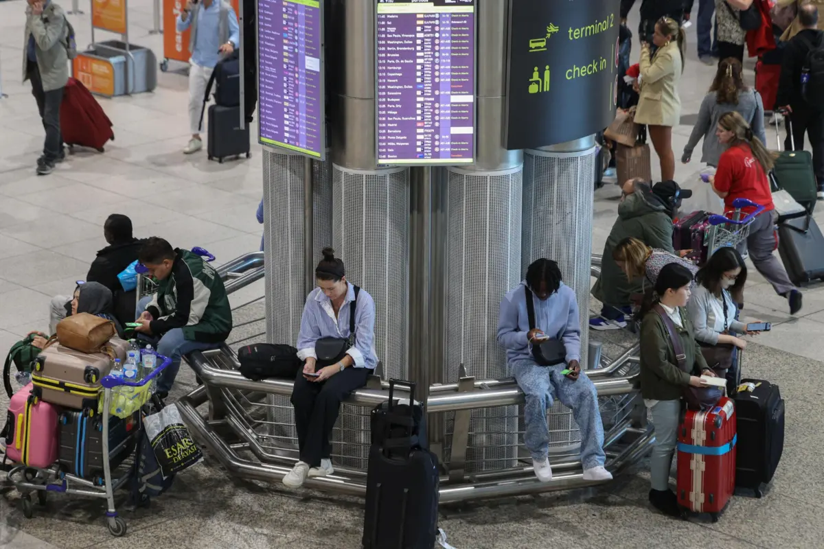 Imagem de contexto do artigo Centenas de passageiros aguardam bagagens no aeroporto de Lisboa