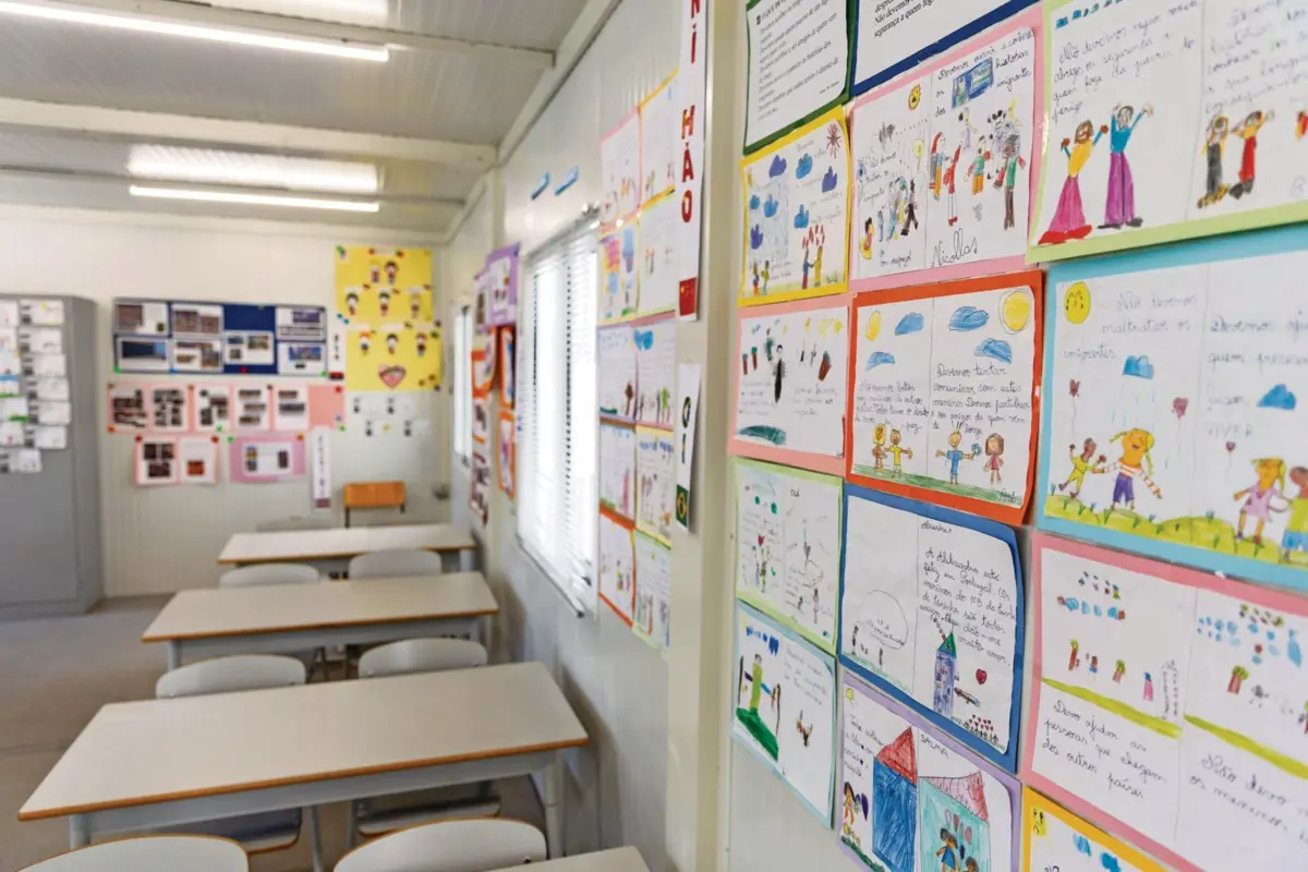 O plano "Aprender + Agora" foi anunciado em setembro de 2024. A ideia era ajudar as escolas, acelerar a aprendizagem do português, combater o insucesso escolar e promover a integração