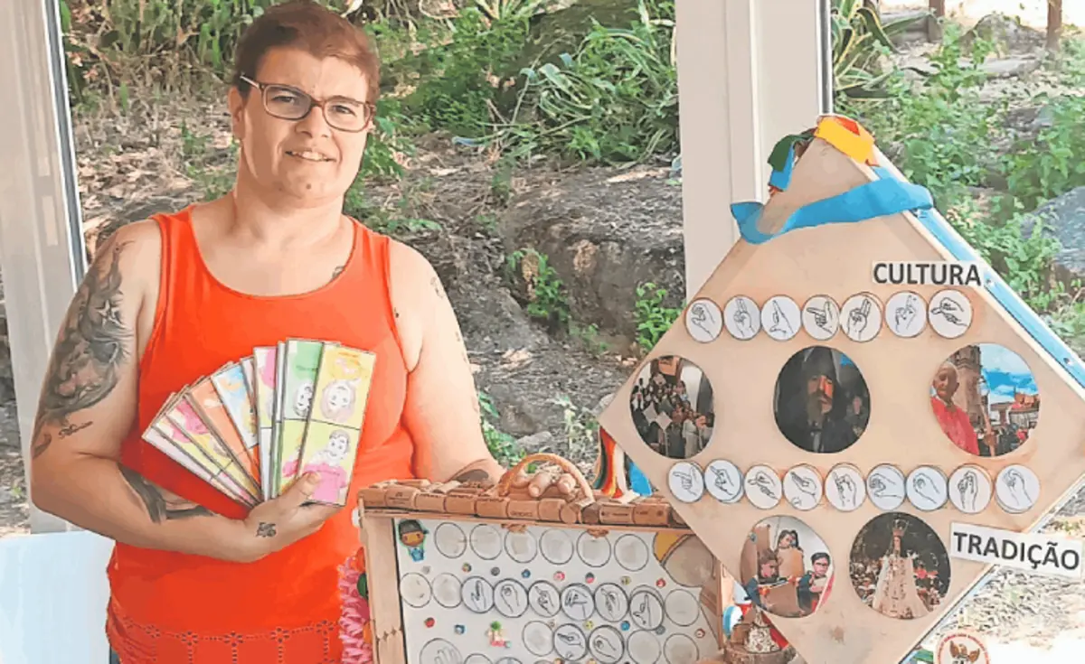 Mónica Gomes consegue ler os lábios e mantém uma conversa sem recurso à língua gestual