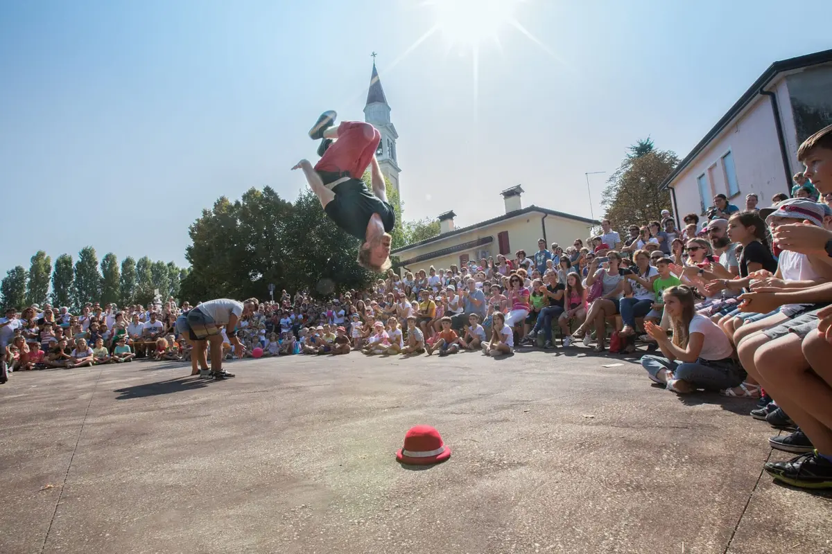 Imagem de contexto do artigo Quarenta espetáculos de rua deixam Coura "de pernas para o ar" até domingo